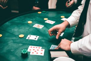 Blackjack – najpopularniejsza gra karciana w kasynach internetowych